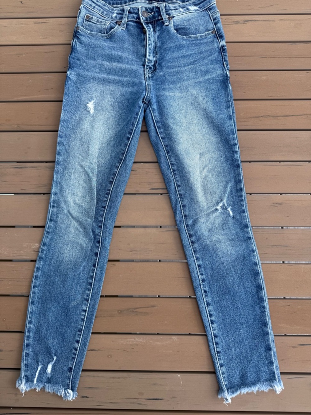 High-Rise Women's Skinny Jeans in Faded Blue with Frayed Hem